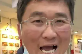 网红姜涛丢脸到韩国，在韩国饭店被扣押，说嫌菜太贵不想付钱。图片