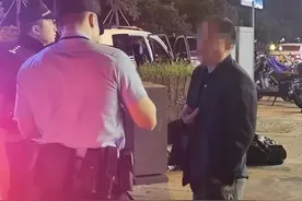 大儿子手机收到银行还款短信，父亲慌忙报警！小儿子：不急……图片