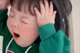 可爱搞笑的萌娃动图表情包：睡不醒，睡不醒呐图片