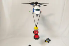 带磁铁的乐高城市组套装好不好玩？试玩乐高60243直升机大追击图片