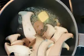 不顾劝阻，小姨远嫁日本，晒仪式感菜品走红，外婆看后却心疼不已图片