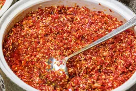 自制辣椒酱，只放盐是错的，少了这2样，难怪不香不辣，发霉长毛图片