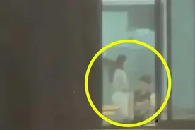 情侣教室“开车”不关灯，遭几百名同学围观拍摄，6分钟视频流出图片