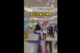 看哭了！志愿者扮成奥特曼为肿瘤病区的孩子们加油图片