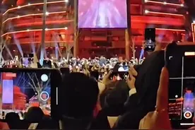 跨年夜，大家欢呼的“烟火气”回来了！图片