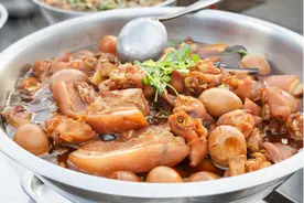 它是猪肉腥味的“克星”，炖猪肉时放一勺，出锅软烂无腥味，真香图片