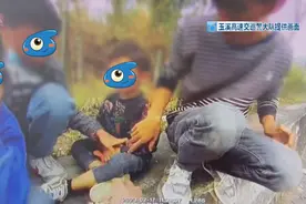 一车载三娃，却四脚朝天翻在了高速公路！图片