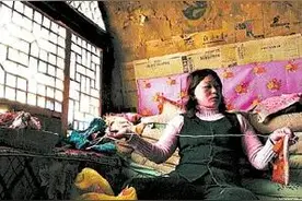 那年大年初七半夜，邻居27岁孕妇难产，20岁的我用板车拉她去抢救图片