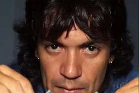 他不会踢球，却让全世界相信他是“球王”，靠演技纵横足坛26年图片