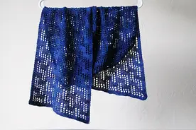 一条简单的几何蕾丝围巾图片