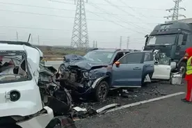 哈弗大狗高速上遭前后夹击，车主：安全性不比百万的豪车差图片