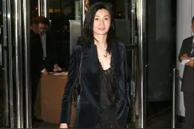 能把蕾丝睡衣穿出高级感就服张曼玉，简约不俗气，网红们真该学学图片