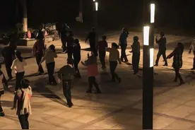 是大妈的广场舞太劲爆，还是我太“弱”图片