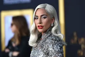 Lady Gaga走红毯「记者突然跌倒」，她下秒反应暖翻全场被赞真女神图片