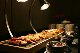 一个单身女孩明知对方已婚，和男同事卖萌微信暧昧聊天，正常吗？图片