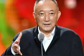 手握电影“生杀大权”，让星爷零片酬讨角色，韩三平是何背景？图片