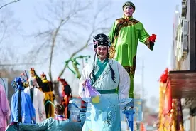 百年高跷队里的年轻人，济南高跷表演者“酸妮儿”火出圈图片
