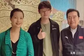 李天一近照曝光，金发造型与此前判若两人，父子俩同框完全不像图片