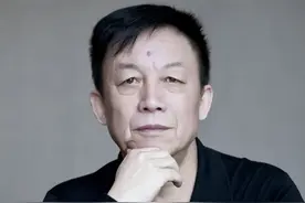 易中天：本以为母亲是湖南农家姑娘，没想到却是总理府的千金小姐图片