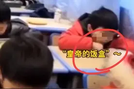 小学生进餐时间凭空假装吃饭，引发关注。图片