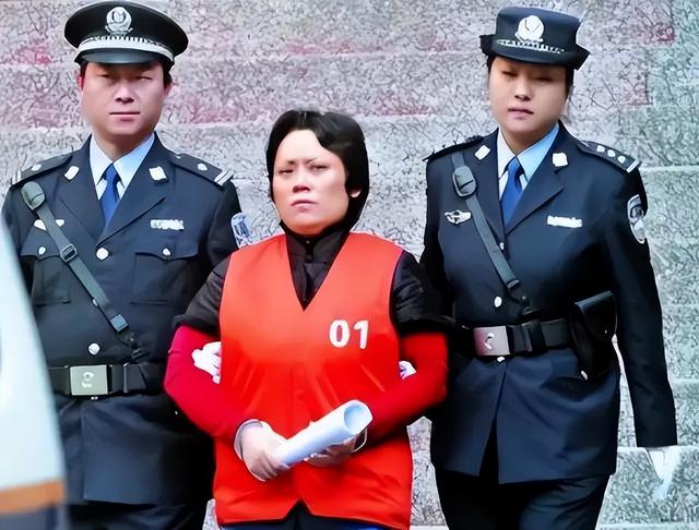 “重庆一姐男宠”罗璇：1米82肌肉发达，被抓后立刻翻脸不认人