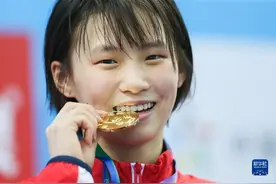 全国跳水冠军赛：陈芋汐获得女子十米台冠军图片