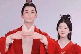 微小说 嫋嫋穿着初见的红色外袍，在茫茫人海中，对他绽颜。完结图片