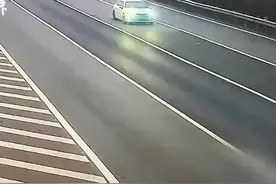 丰田亚洲龙被追尾，车上五名乘客全部死亡，十个安全气囊未弹开图片