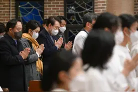 韩国第一夫人参加圣诞弥撒！格纹大衣造型好美，韩式盘发造型太嫩图片
