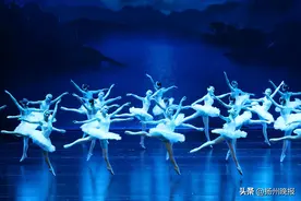 芭蕾舞剧《天鹅湖》惊艳扬城 演绎“足尖上的浪漫”图片