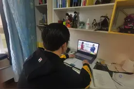 第一批00后大学毕业了，网友：大学四年，上了三年网课图片