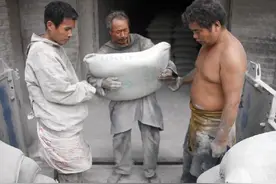 农民工扛50袋水泥上6楼，给300块还嫌少？是“飘了”还是另有苦衷图片