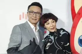 吴刚老婆真潮，穿一身花裙子好显年轻，剪超短发还挑染看不出54岁图片