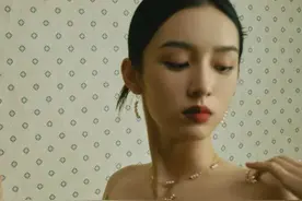 组图：演员周也油画风格写真大片，纤瘦身影红唇惊艳图片