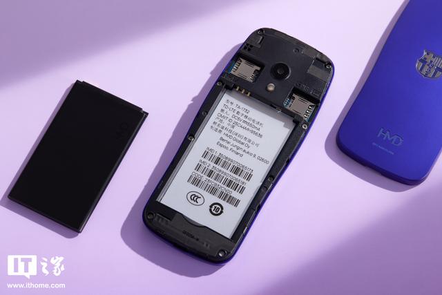 HMD 3210巴萨版功能机图赏：梦回1999，内置Deepseek AI助手