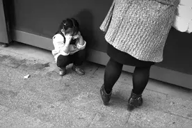 2016年23岁女子瞒着父母，回穷山沟寻养父12年，结局潸然泪下图片