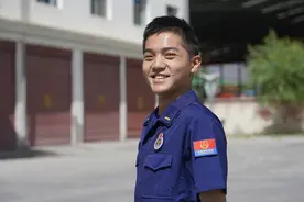 【#热情如火的萌娃分分钟俘获消防员#】图片