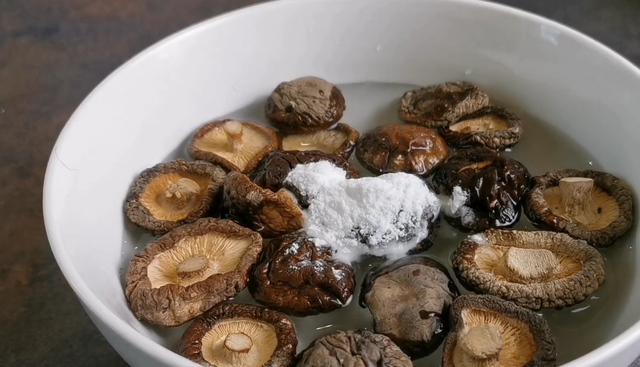 干花菇如何泡发最好,干香菇泡发时,用冷水和热水都不对,教你正确方法