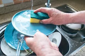 这样洗碗等于吃“毒素”，很多人有这种坏习惯，错误的习惯要改了图片