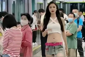 男子指责女孩穿着暴露遭大姐怒怼：这里是上海，穿啥跟你有啥关系图片