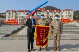 母女深夜被困悬崖，海军战士上演“生死救援”图片