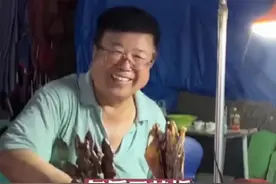 陕西老工程师摆摊烤鱿鱼，得知儿子和女儿身份，路人肃然起敬图片