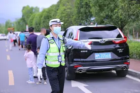 新交规带来的福利 6座和7座私家车超员1人驾驶证不扣分图片