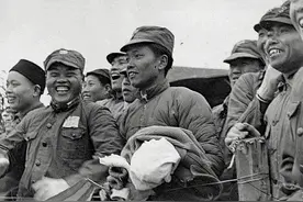 伪军连长抓住区长的把柄，要挟说：把你的小女儿嫁给我！图片