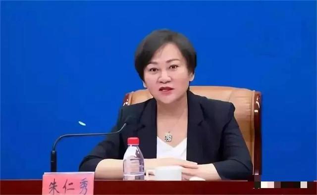 这位女市长利用职权大肆受贿，包养小鲜肉，她是谁？