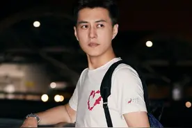 中年男人：为什么劝你少穿POLO衫，多穿T恤？看46岁靳东就明白了图片