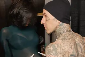 44岁金大姐兴奋秀孕肚！黑薄纱衣被撑到透明，纹身男老公亲吻孕肚图片