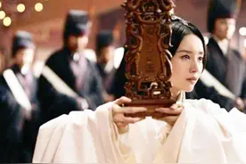 汉献帝退位后，为何把2个女儿献给曹丕？你看曹丕登基时说了句啥图片