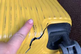 坐飞机时行李箱被摔破了！别慌，看完这篇文章帮你索赔一个新的图片