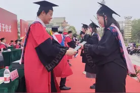 从菏泽学院发往锦绣前程的T0620号列车即将开启……图片
